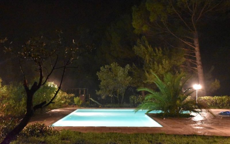 Piscine la nuit éclairée