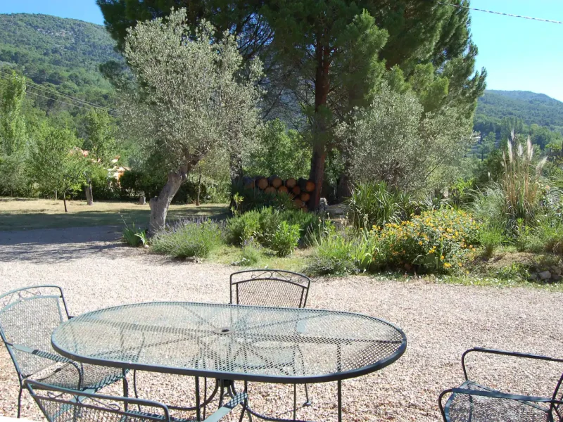 salon de jardin devant cuisine