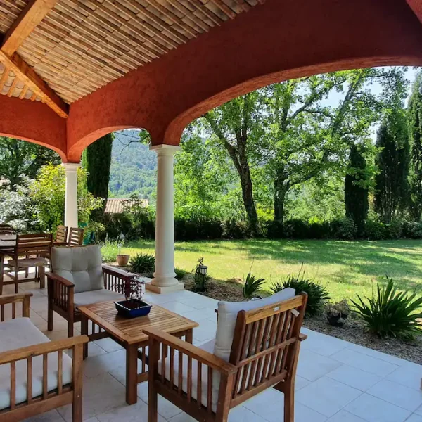 terrasse cote piscine (expo sud ouest)